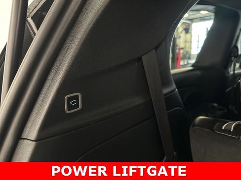 Used 2025 Chrysler Pacifica Select image 33