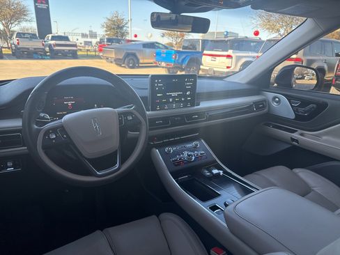 Used 2023 Lincoln Aviator Reserve w/ Equipment Group 201A image 6