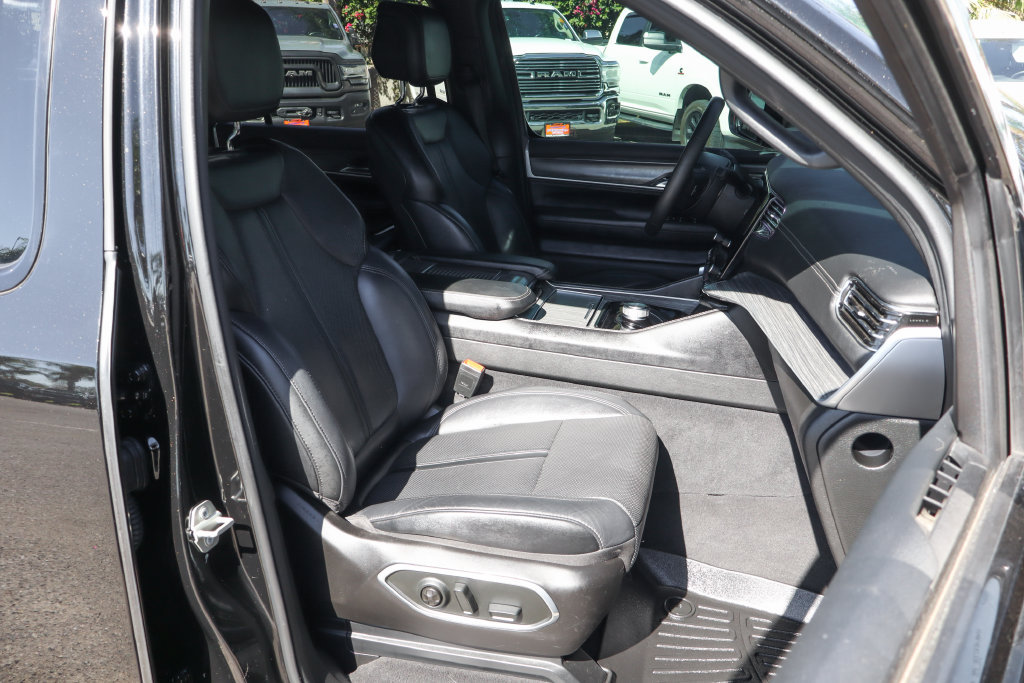 Used 2024 Jeep Wagoneer Series II w/ Flexible Seating Group RWD image 47