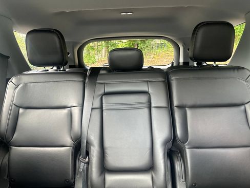 Used 2022 Ford Explorer XLT w/ Equipment Group 202A AWD/4WD image 7