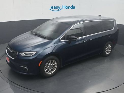 Used 2025 Chrysler Pacifica Select FWD image 21