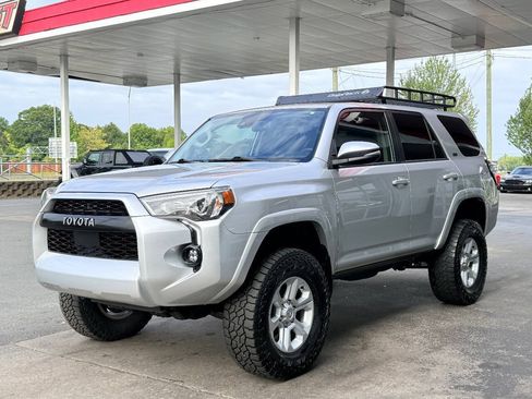 Used 2022 Toyota 4Runner SR5 Premium AWD/4WD image 6
