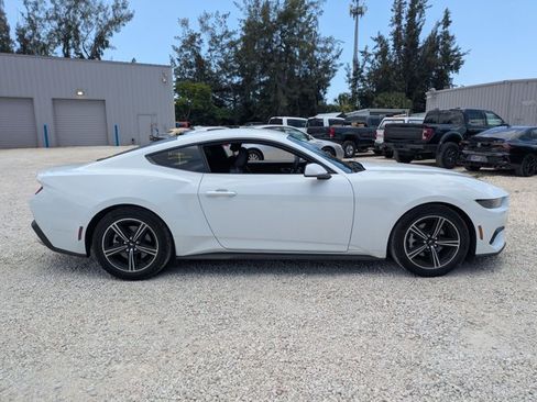 Used 2025 Ford Mustang Coupe RWD image 2