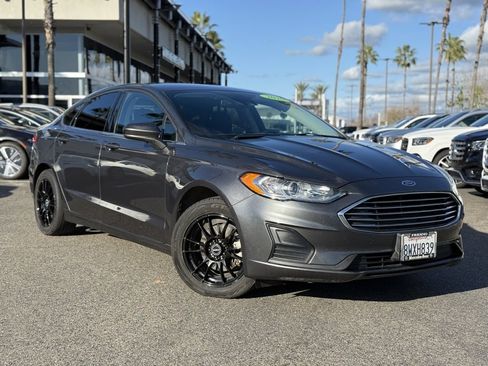 Used 2020 Ford Fusion SE image 1