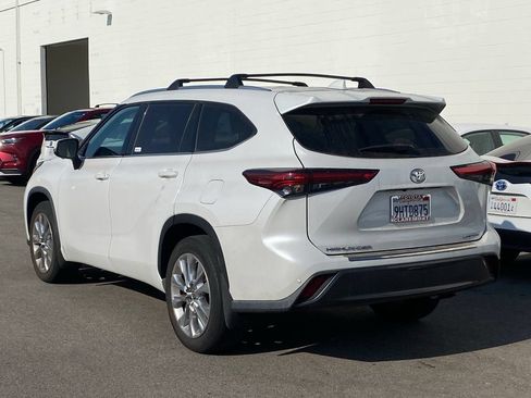 Used 2023 Toyota Highlander Limited FWD image 4
