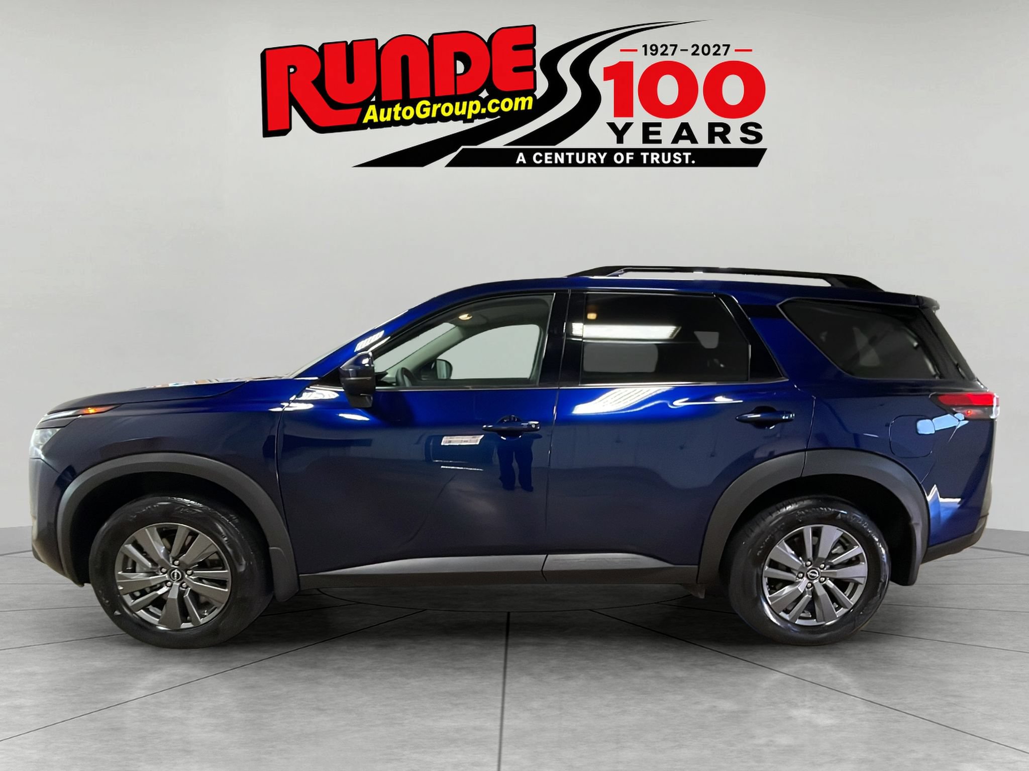Used 2025 Nissan Pathfinder SV w/ Black Appearance Package AWD/4WD image 2