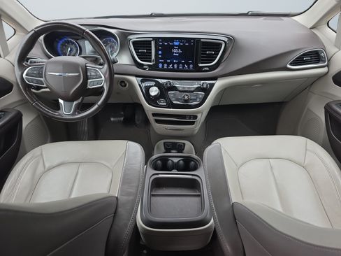 Used 2017 Chrysler Pacifica Touring-L FWD image 11