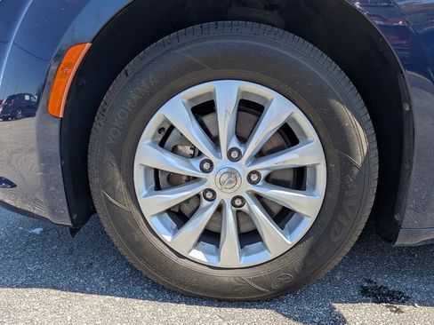 Used 2018 Chrysler Pacifica Touring Plus FWD image 11