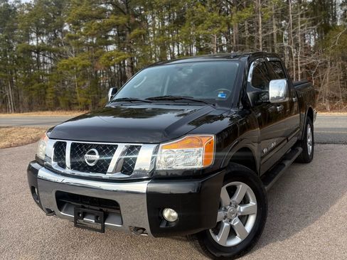 Used 2011 Nissan Titan SL w/ SL Technology Pkg image 2