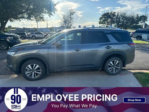 Used 2022 Nissan Pathfinder SL FWD image 1