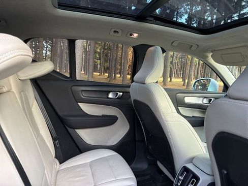 Used 2022 Volvo XC40 T5 Momentum w/ Premium Package image 22