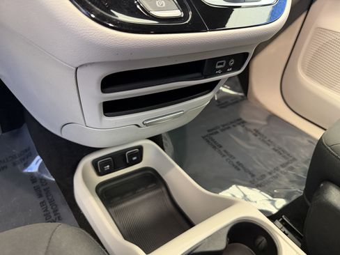 Used 2017 Chrysler Pacifica Touring FWD image 23