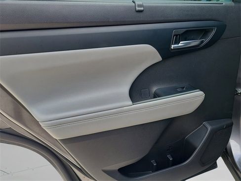 Used 2022 Toyota Highlander XLE image 19
