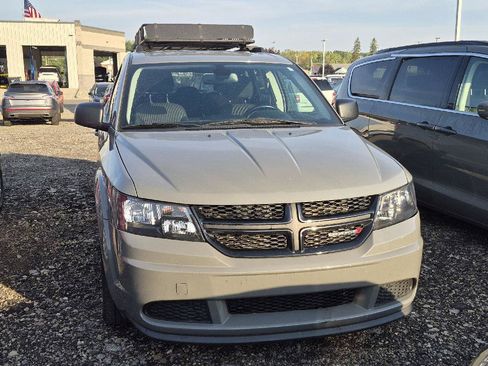 Used 2020 Dodge Journey SE w/ SE Popular Equipment Group FWD image 2
