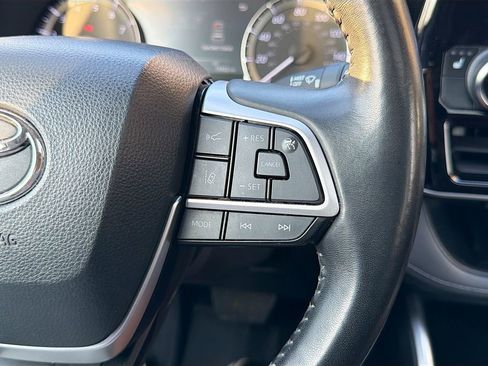 Used 2023 Toyota Highlander XLE image 39