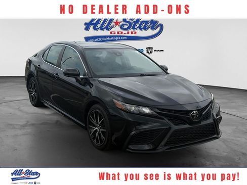 Used 2021 Toyota Camry SE FWD image 1