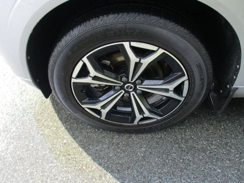 Certified 2022 Volvo XC60 B5 Momentum w/ Climate Package AWD/4WD image 9