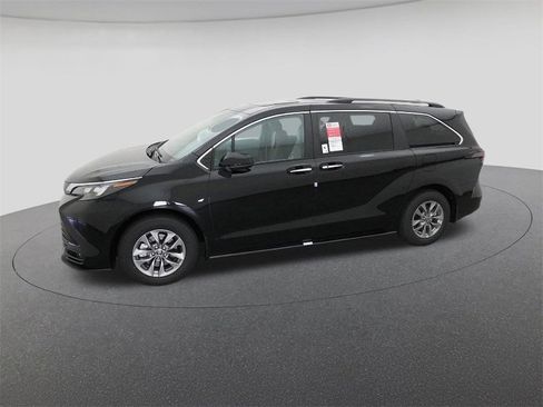 New 2026 Toyota Sienna XLE image 2