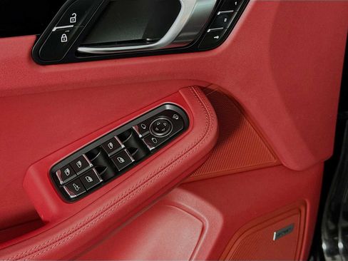 Used 2024 Porsche Macan S image 21