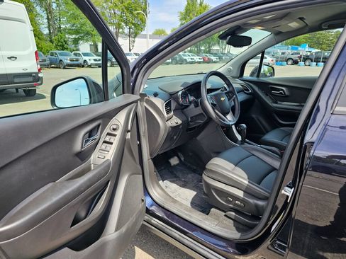 Used 2021 Chevrolet Trax LT w/ Premium Seat Package AWD/4WD image 14