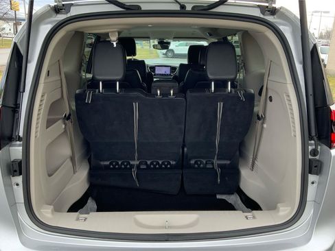 Used 2024 Chrysler Pacifica Touring-L FWD image 12