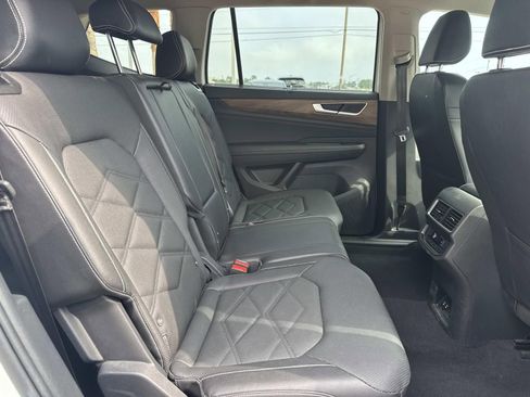 Used 2025 Volkswagen Atlas SE FWD image 9
