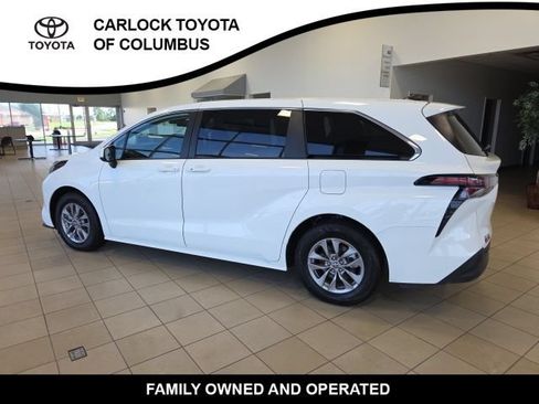 Used 2026 Toyota Sienna LE FWD image 9
