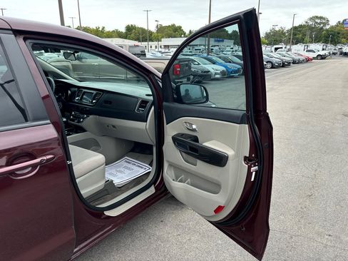 Used 2020 Kia Sedona LX image 9
