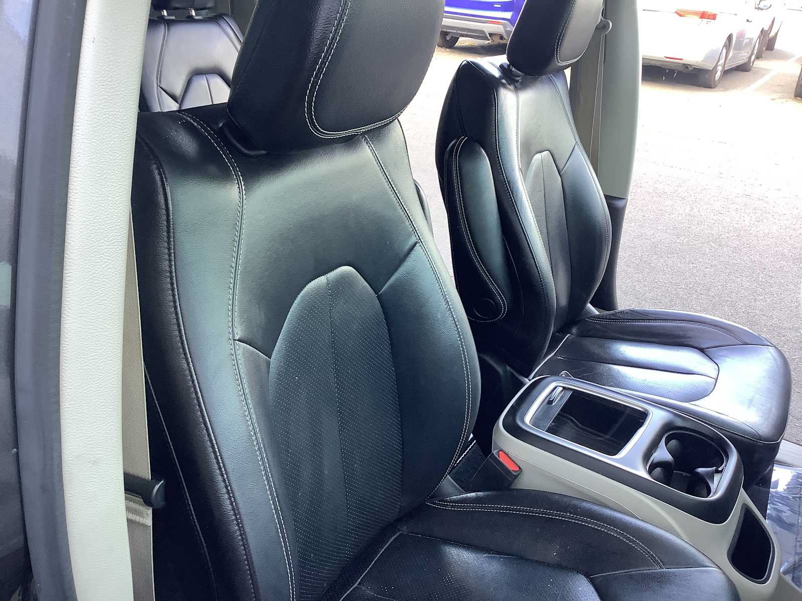 Used 2022 Chrysler Pacifica Touring-L FWD image 14