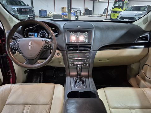Used 2018 Lincoln MKT AWD image 22