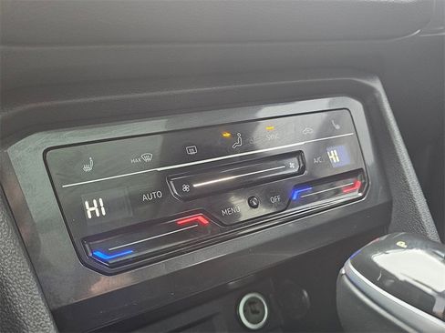 Used 2022 Volkswagen Tiguan SE image 22