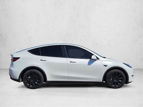Used 2024 Tesla Model Y Long Range AWD/4WD image 3