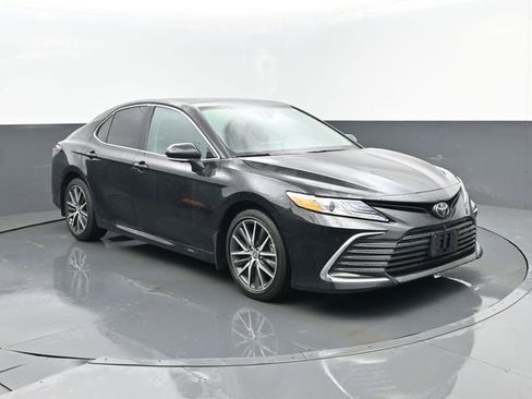 Used 2024 Toyota Camry XLE w/ Navigation Package image 3