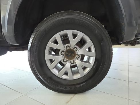 Used 2017 Toyota Tacoma SR5 AWD/4WD image 12