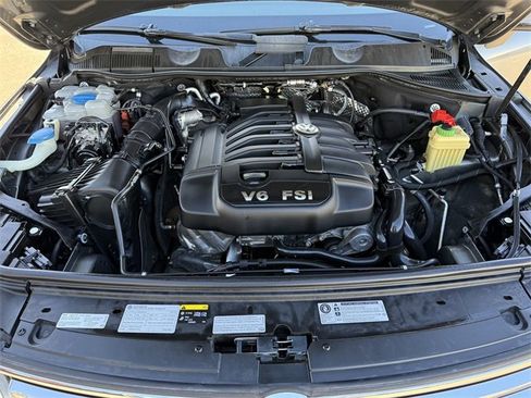 Used 2015 Volkswagen Touareg Sport image 28