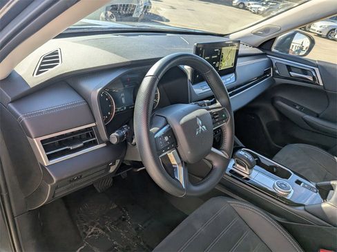 Used 2025 Mitsubishi Outlander SE image 15