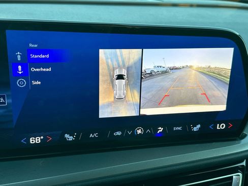 Used 2024 Chevrolet Traverse LT image 17