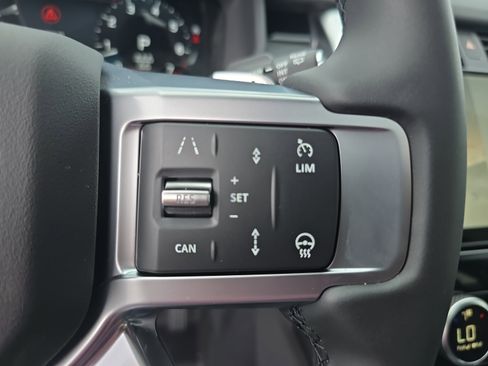Certified 2025 Land Rover Discovery S image 33