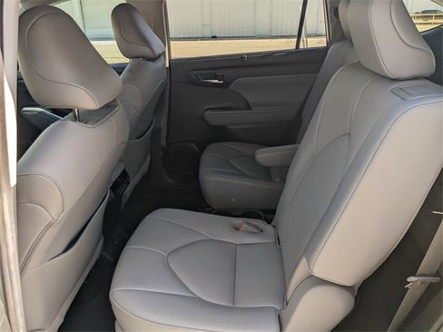 Used 2021 Toyota Highlander XLE image 12