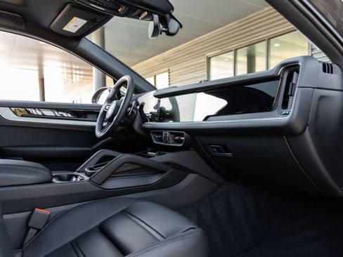 Certified 2026 Porsche Cayenne Coupe image 46