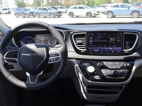 Used 2023 Chrysler Pacifica Touring-L FWD image 16