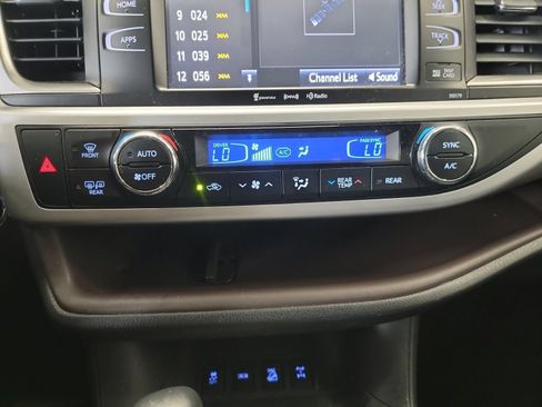 Used 2018 Toyota Highlander XLE AWD/4WD image 21