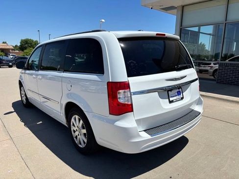 Used 2014 Chrysler Town & Country Touring FWD image 7