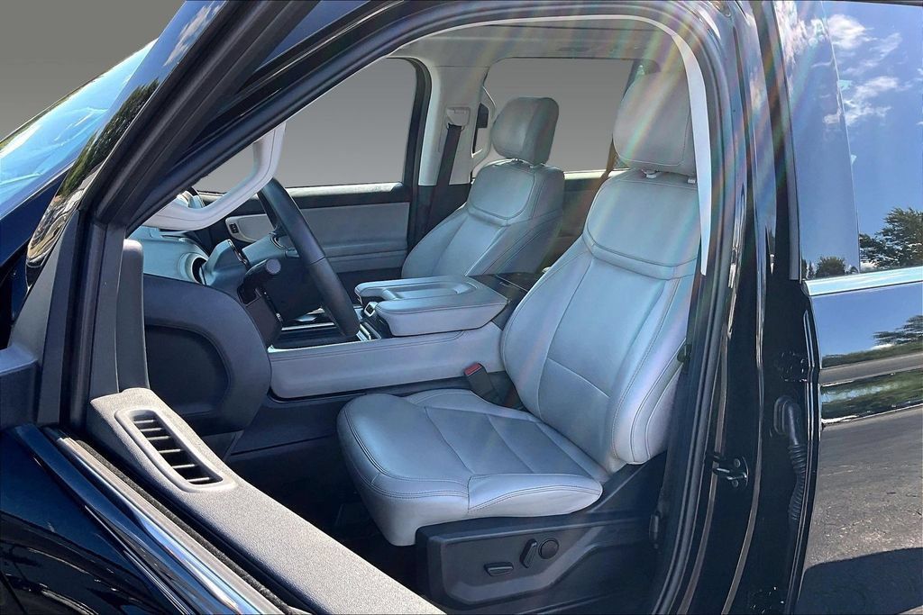 Used 2025 Ford Expedition Active RWD image 14