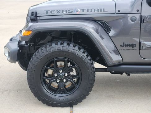 Used 2025 Jeep Gladiator Sport image 8