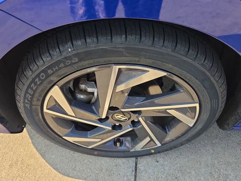 Used 2024 Hyundai Elantra Limited image 10