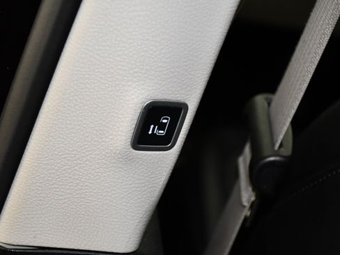 Used 2024 Chrysler Pacifica Limited FWD image 46