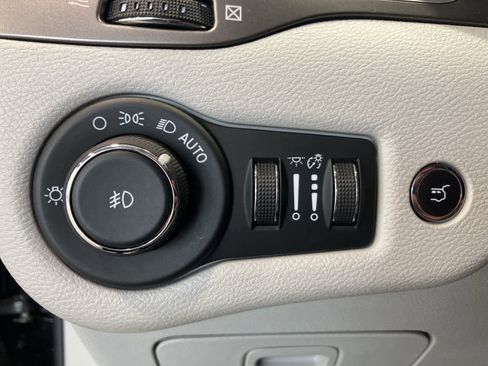 Used 2019 Jeep Cherokee Limited w/ Technology Group AWD/4WD image 14
