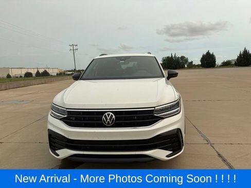 Used 2023 Volkswagen Tiguan SE R-Line FWD image 2