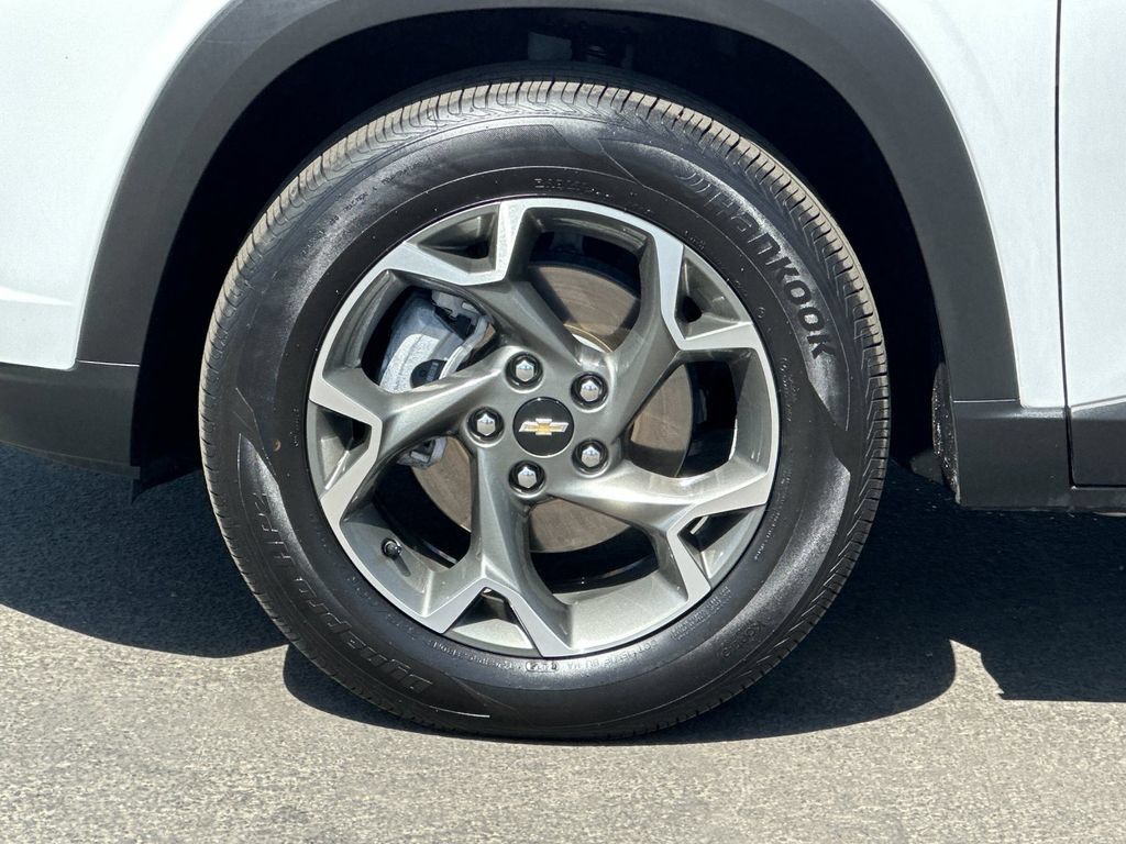 Used 2025 Chevrolet Trax LT FWD image 24